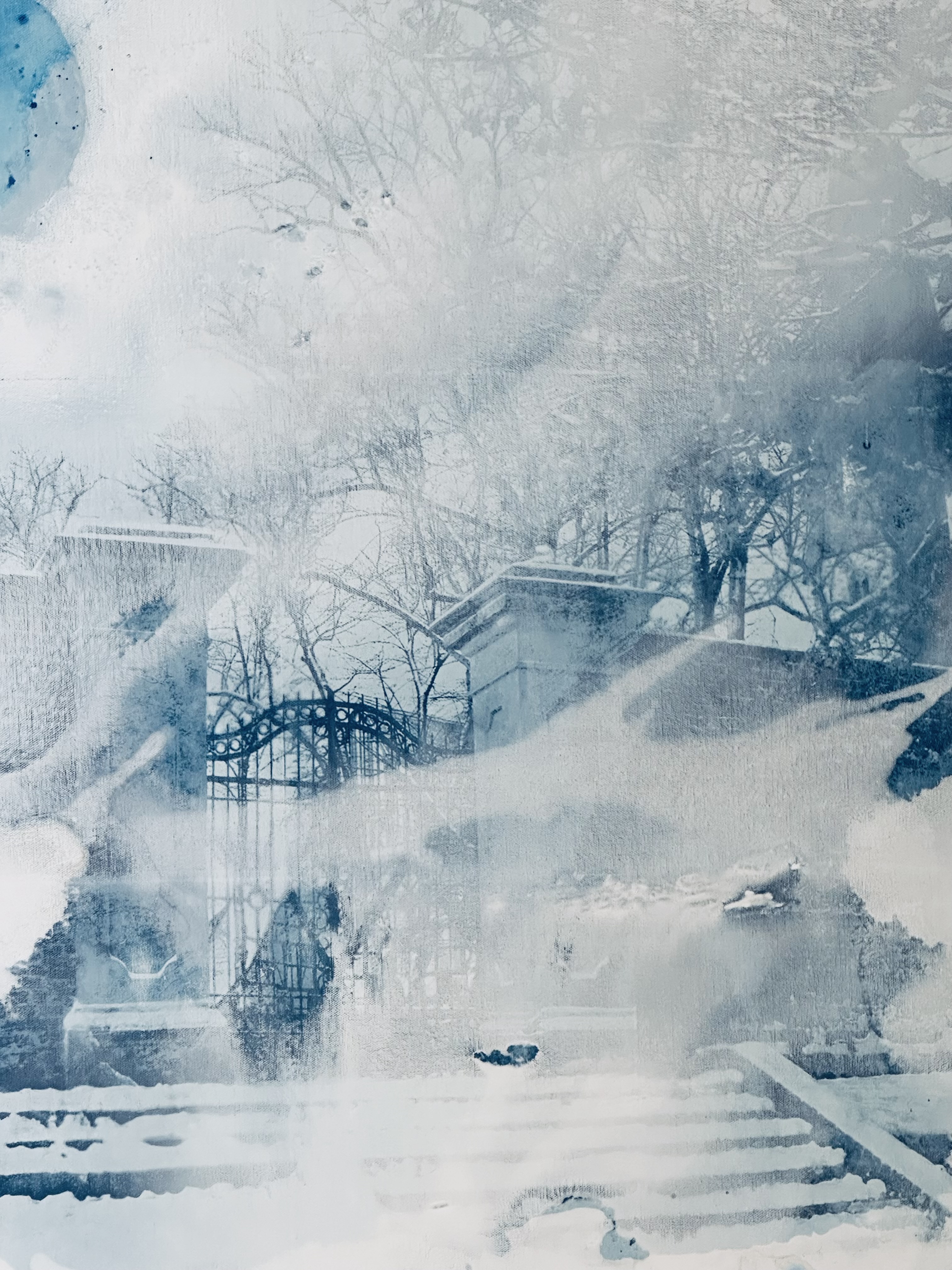 Parkseite im Winter I - „Parkseite im Winter I“ ist ein fesselndes Werk aus der Serie „Heimatfarben im blauen Licht“, das die ruhige und mystische Schönheit einer Winterlandschaft in der Heimatstadt der Künstlerin zeigt. Dieses Kunstwerk kombiniert auf einzigartige Weise die Cyanotypie-Technik mit der Acrylmalerei und schafft so eine visuell beeindruckende und emotional berührende Komposition.

Das Bild zeigt eine exquisite Cyanotypie-Darstellung alter Säulen und eines kunstvoll verzierten Eisengitters, die als stille Wächter einer vergangenen Ära stehen. Vor diesen historischen Strukturen führt eine schneebedeckte Treppe sanft in den Park hinab und lädt den Betrachter ein, die ruhige Winterlandschaft zu erkunden. Die tiefblauen Töne der Cyanotypie stehen in wunderschönem Kontrast zu den sanften, fließenden Acrylfarben und verstärken das Gefühl von Tiefe und Textur in der Szene.

Der abstrakte Mond im Hintergrund fügt eine geheimnisvolle Note hinzu und wirft ein sanftes Licht auf den verschneiten Park. Dieses Element, das in der gesamten Serie konsistent ist, symbolisiert die Ruhe und die ätherische Schönheit von Winternächten. Die Verschmelzung der Techniken und das Zusammenspiel der Farben schaffen eine dynamische und dennoch harmonische Komposition, die die feinen Details und die emotionale Tiefe der Heimatstadt der Künstlerin widerspiegelt.

„Parkseite im Winter I“ lädt die Betrachter ein, sich in die friedliche Atmosphäre des Parks zu vertiefen, die zeitlose Eleganz der Säulen und des Tores zu schätzen und die stille Schönheit der schneebedeckten Treppe zu genießen. Dieses Gemälde ist eine Hommage an den beständigen Charme und den historischen Reichtum der Heimatstadt, zum Leben erweckt durch die innovative Vision und die meisterhafte Verwendung von Cyanotypie und Acryl der Künstlerin., 100 cm x 100 cm x 4 cm