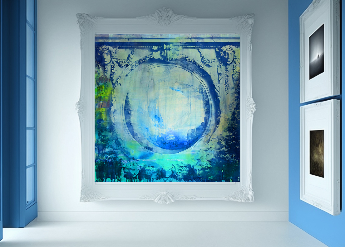 Das Spiegelbild der Ewigkeit - In diesem Werk erkunde ich die Verbindung zwischen Vergangenheit und Gegenwart, indem ich die Cyanotypie-Technik mit Acrylfarben kombiniere. Das zentrale Motiv ist ein kreisförmiges Ornament, das an eine antike Spiegel- oder Portalform erinnert und eine geheimnisvolle Tiefe vermittelt. Umrahmt von archaischen Gesichtern und Ornamenten, erscheint dieser Kreis wie ein Fenster in eine andere Welt, das die Grenzen von Raum und Zeit aufzulösen scheint.

Die kühlen Blau- und Grüntöne lassen das Werk wie eine verborgene Unterwasserwelt wirken, in der Schatten und Licht aufeinander treffen. Die fließenden Farben schaffen eine verwischte, traumhafte Atmosphäre und unterstreichen die Idee des Transzendenten und des Mystischen.

"Das Spiegelbild der Ewigkeit" lädt den Betrachter ein, über die Grenzen der Realität hinauszuschauen und das Zusammenspiel von Zeit, Erinnerung und Vergänglichkeit zu erforschen. Durch die Verschmelzung von Cyanotypie und Acryl wird eine Brücke zwischen der Vergangenheit und der Gegenwart geschaffen, die das Werk in eine meditative Ruhe hüllt., 100 cm x 100 cm x 4 cm
